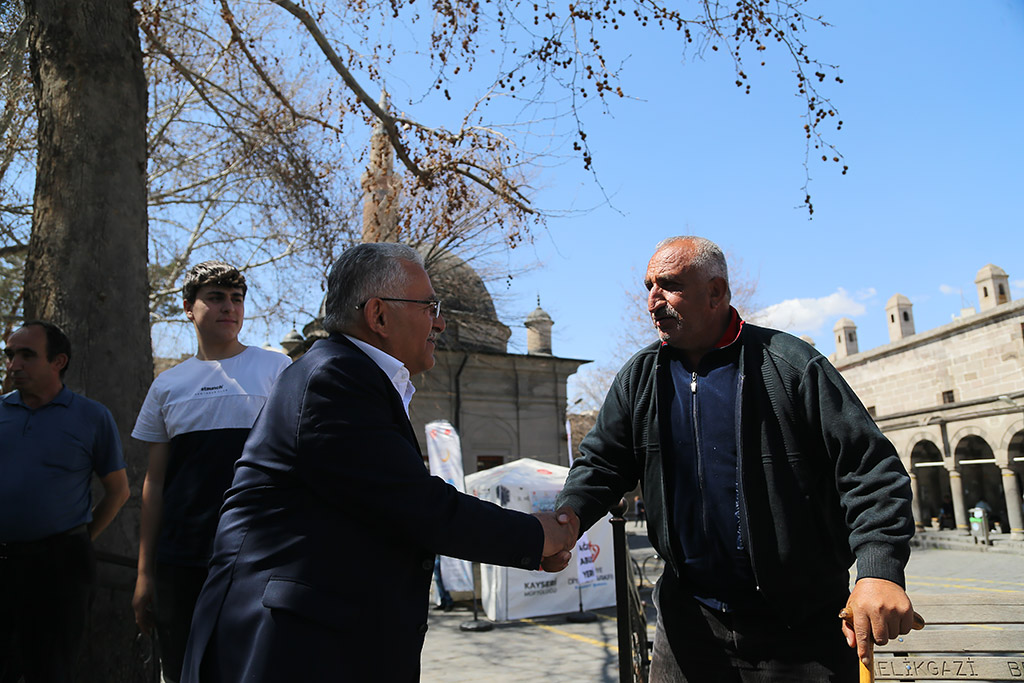 01.04.2024 - Başkan Büyükkılıç Öğle Namazını Camii Kebir'de Kıldı, Vatandaşlarla Sohbet Etti