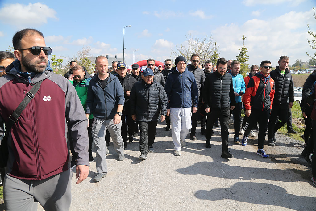 01.05.2023 - Bakan Akar Başkan Büyükkılıç Vatandaşlar İle Ali Dağı 360 Doğa Yürüyüşü