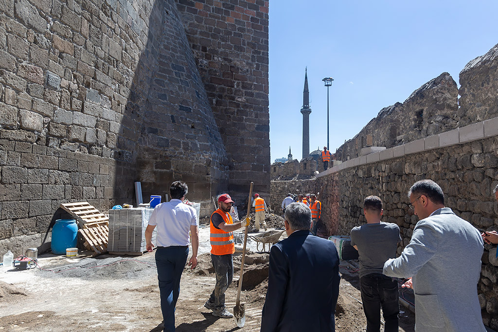 01.07.2019 - Başkan Büyükkılıç Kale İçi Arkeoloji Müzesi Çalışmalarını İnceledi
