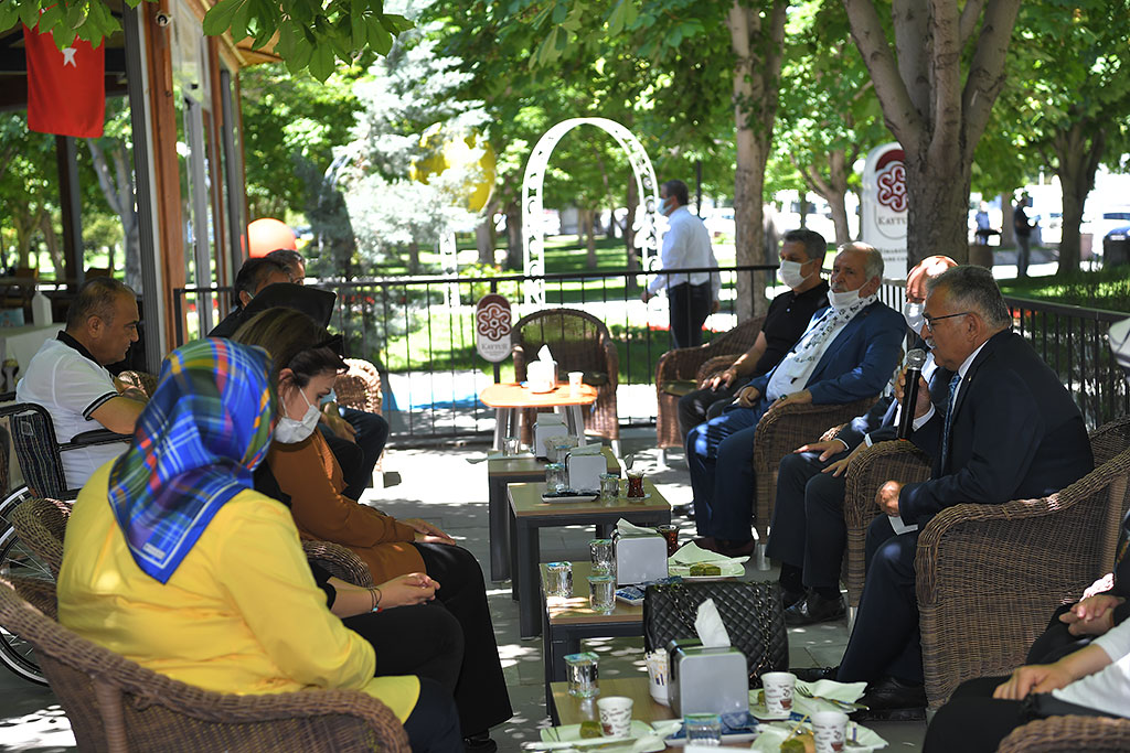 01.07.2021 - Başkan Memduh Büyükkılıç Annesi Rahmetli Olan Kocasinan Belediye Başkanı Ahmet Çolakbayrakdar'a Taziyede Bulundu