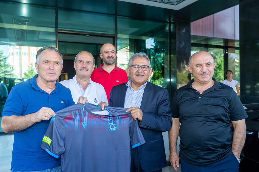 01.08.2019 - Ankara'da Balık Restoranı İşleten Hüseyin Cimşit Başkan Büyükkılıç'a Trabzonspor Forması Hediye Etti