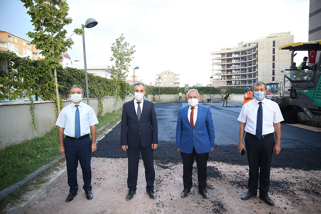 01.10.2020 - Başkan Memduh Büyükkılıç Vergi Dairesi Oroparkı Asfalt Çalışmasına Katıldı