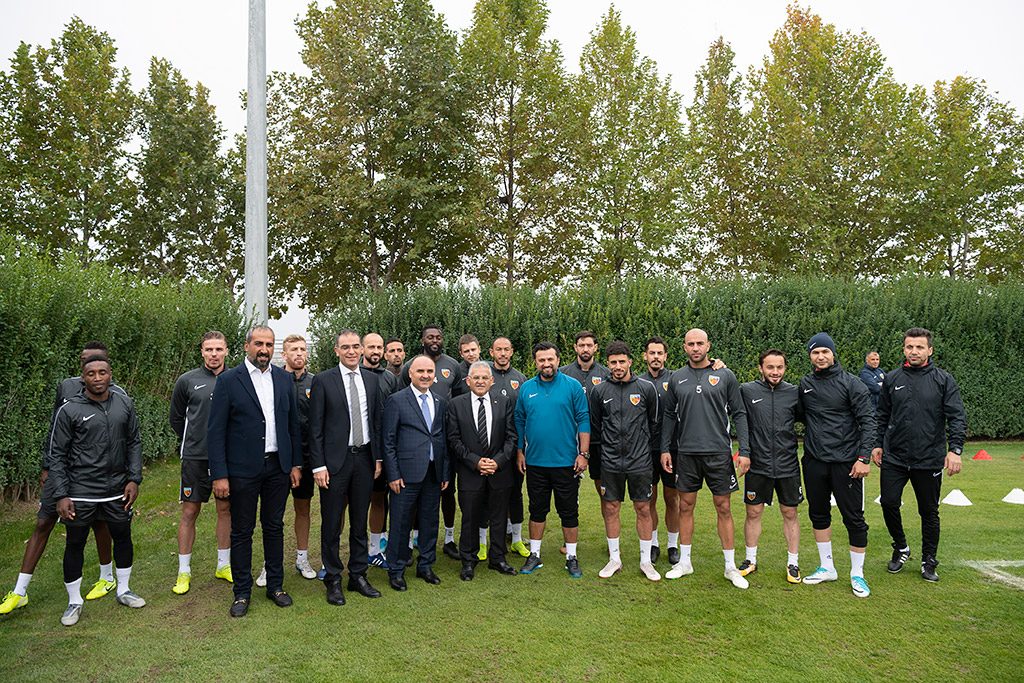 01.11.2019 - Başkan Büyükkılıç ve Vali Şehmus Günaydın Kayserispor Antrenmanını Ziyaret Etti