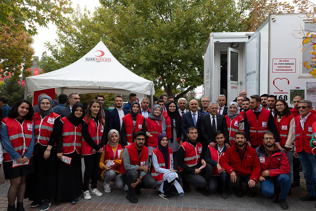 01.11.2019 - Başkan Memduh Büyükkılıç ve Vali Şehmus Günaydın Kızılay Kan Alma Aracını Ziyaret Etti