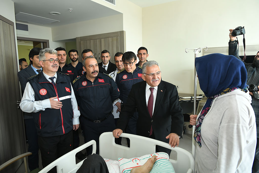 02.03.2023 - Başkan Büyükkılıç Şehir Hastanesinde Yatan Depremzedeleri Ziyaret Etti