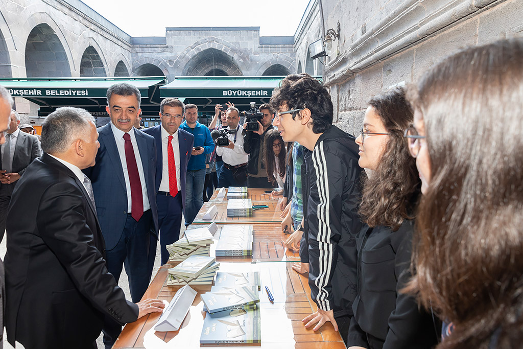 02.05.2019 - Nuh Mehmet Küçükçalık Anadolu Lisesi Genç Yazarlar Söyleşi ve İmza Günü