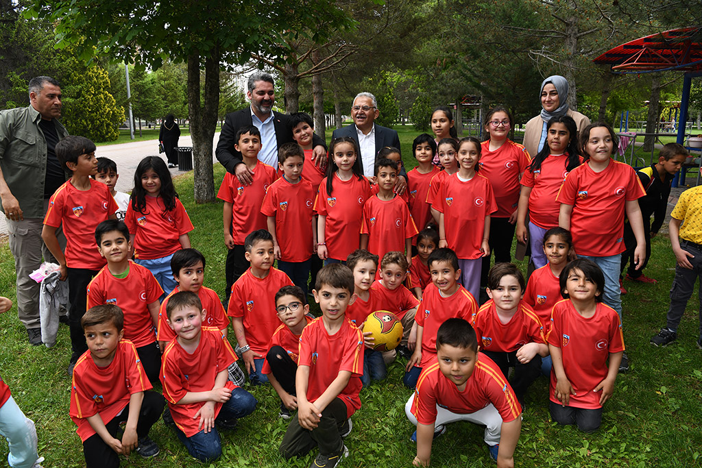 02.06.2023 - Başkan Büyükkılıç Fuar Kültür Parkında Piknik Yapan Vatandaşlarla Sohbet