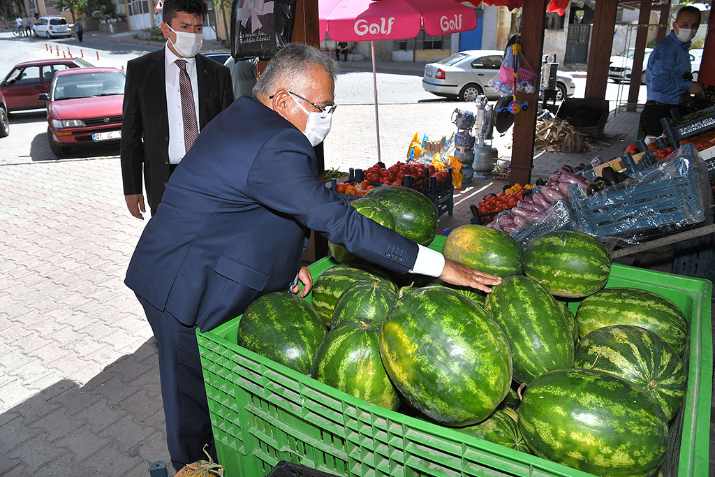 02.07.2021 - Başkan Büyükkılıç Hisarcıkta Manavda Domates patlıcan Karpuz Seçti ve Esnaf Ziyareti