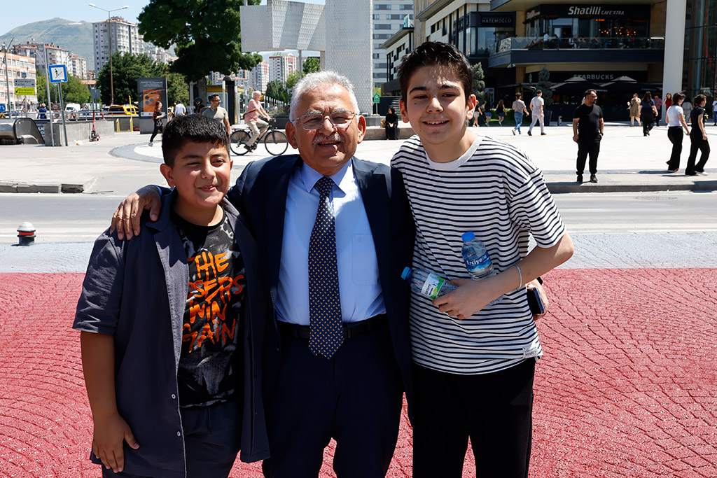 02.07.2026 - Başkan Büyükkılıç, Forum Kayseri Önü Vatandaşlarla Hatıra Fotoğrafı
