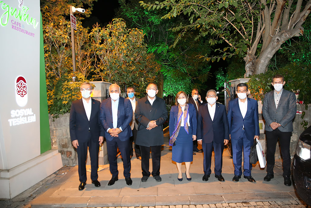 02.10.2020 - Ak Parti Yerel Yön. Sor. Gen. Bşk Yrd. Mehmet Özhaseki - Başkan Memduh Büyükkılıç ve Gaziantep - Trabzon - Maraş Belediye Başkanları ile Erguvanda Bir Araya Geldiler