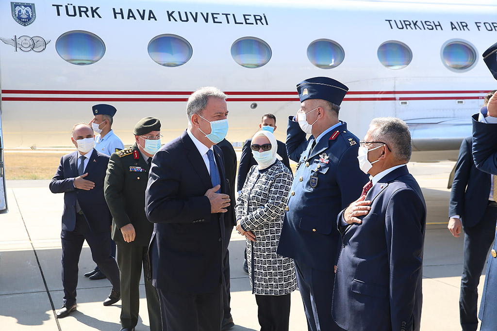 02.10.2020 - Milli Savunma Bakanı Hulusi Akar'ı Havalanında Karşılama