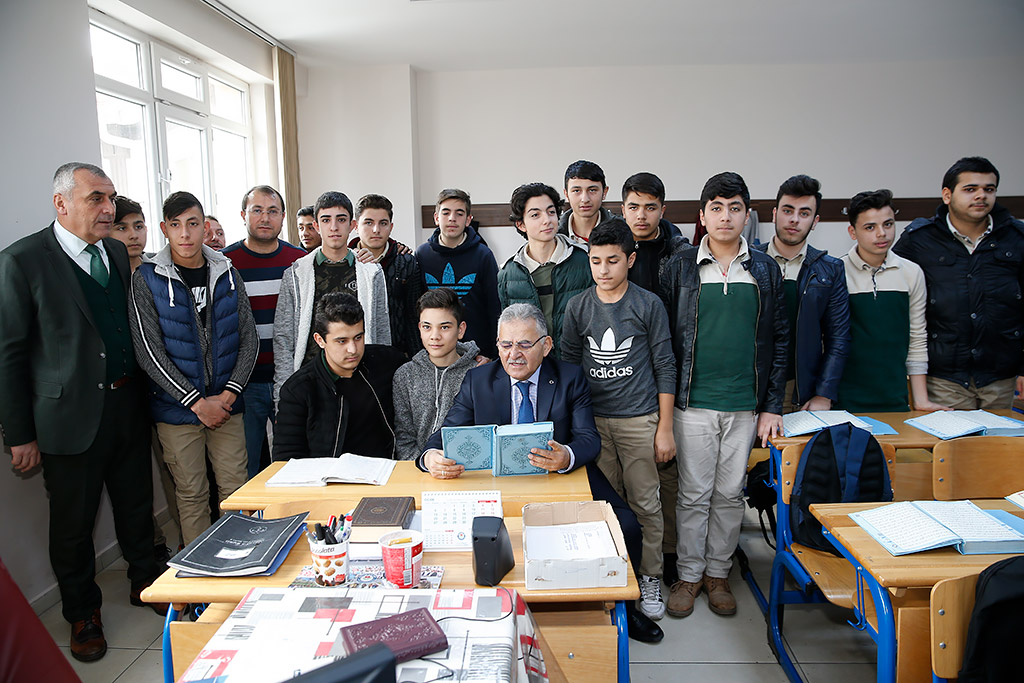 03.01.2020 - Başkan Memduh Büyükkılıç Hacı Hakkı Sıdıka İlgü Anadolu İmamhatip Lisesi - Orta Okulu Ziyaret Etti