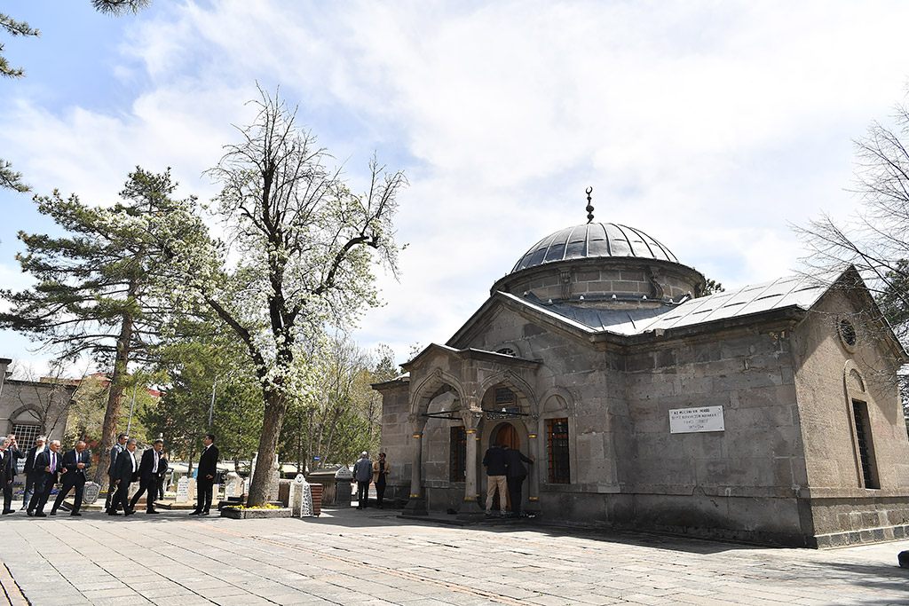 03.04.2024 - Başkan Büyükkılıç Mazbata Alımından Sonra Seyyid Burhaneddin Türbesi Ziyaret