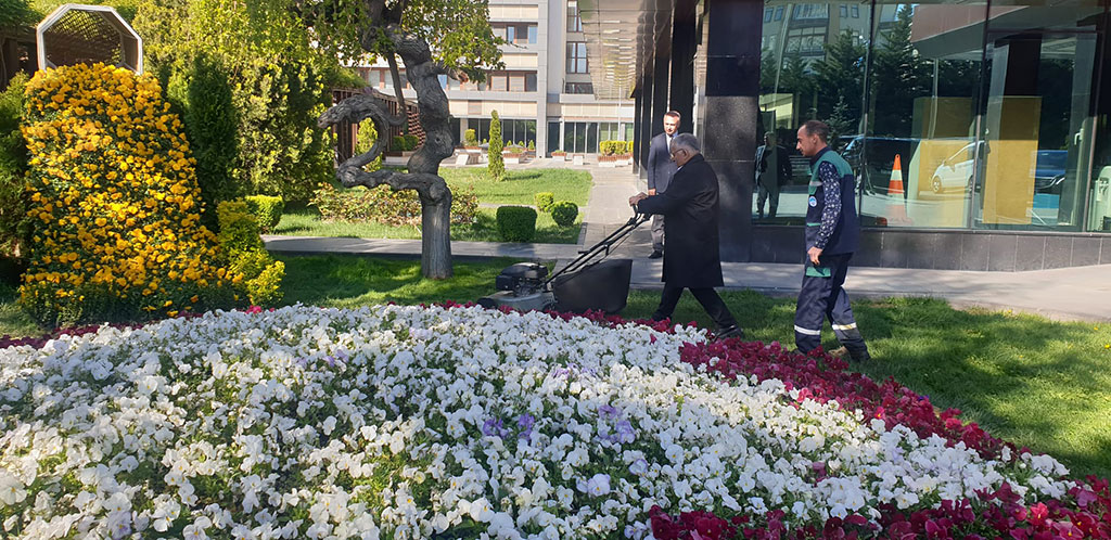 03.05.2023 - Başkan Büyükkılıç Çim Biçti Ekip ile Birlikte Fotoğraf Çekindi