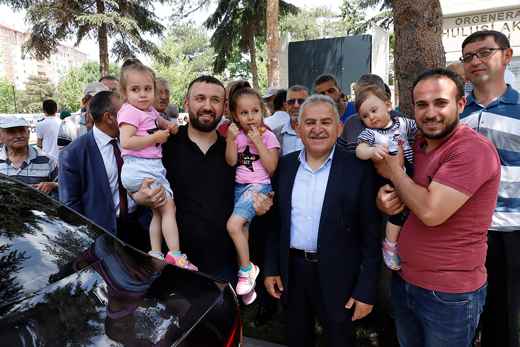 03.06.2019 - Başkan Memduh Büyükkılıç, Ramazan Bayramı’nın Arefesi’nde Mezarlık Ziyaretine Gelen Vatandaşların Bayramını Tebrik Etti