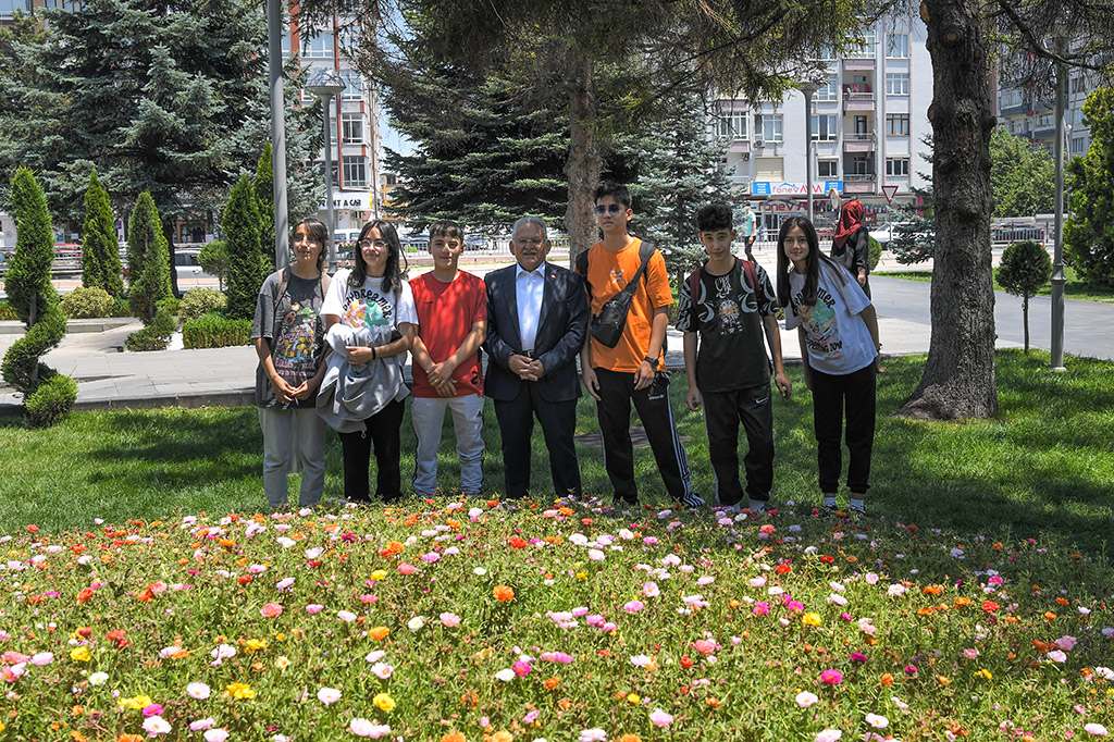 03.07.2023 - Başkan Büyükkılıç Belediyenin Önünden Geçen Gençlerin Bayramını Tebrik Etti