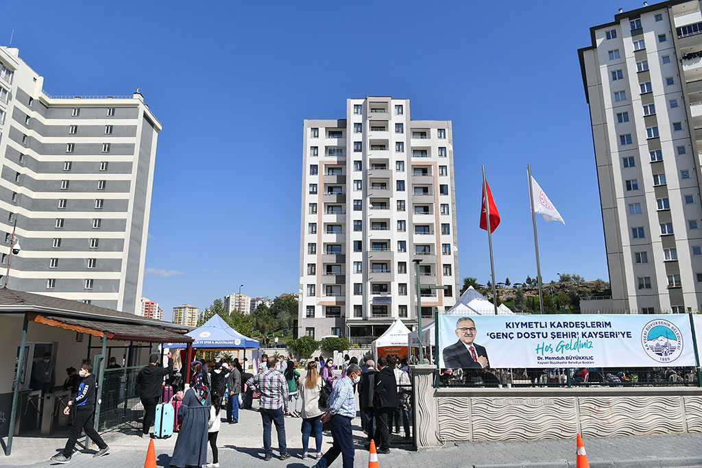 03.10.2021 - Başkan Büyükkılıç Hunat Hatun Kız Yurduna Kayıt İçin Gelen Öğrenci ve Ailelerine Hoşgeldin Ziyareti