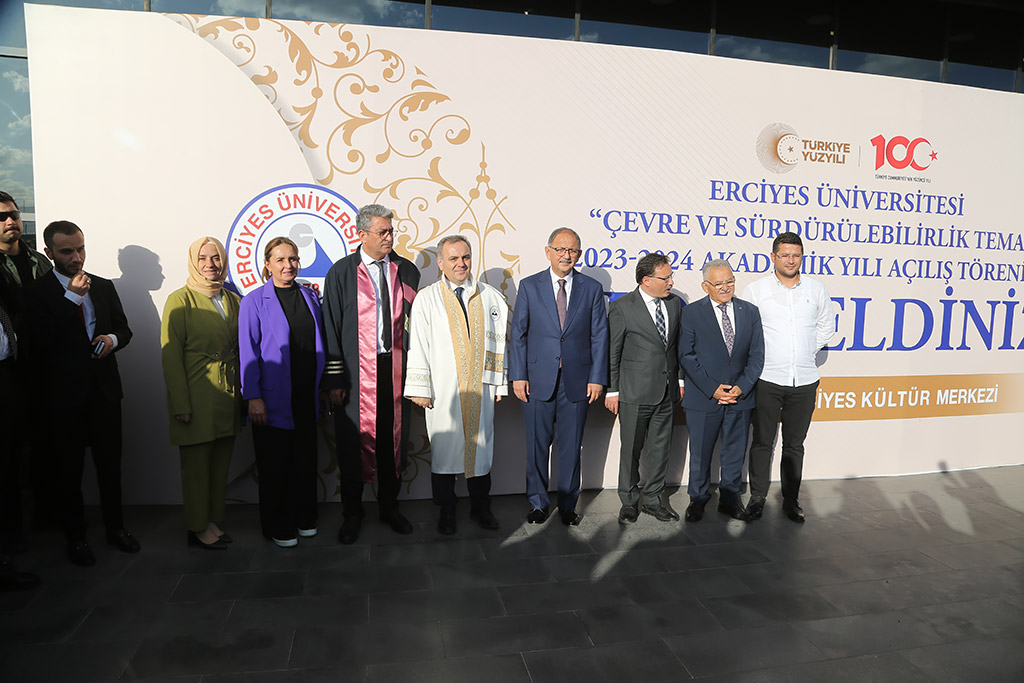 03.11.2023 - Erciyes Üniversitesi Aakademik Yıl Açılış Töreni Bakan Özhasekiye Fahri Doktora Ünvanı