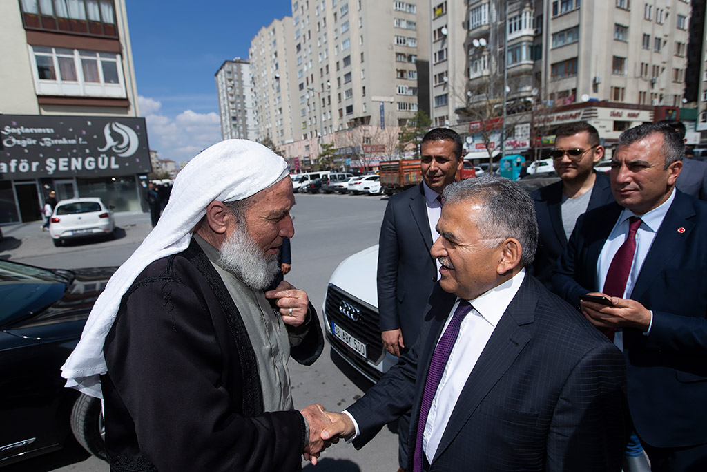 04.04.2019 - Başkan Büyükkılıç, Öğle Namazını Çınar Camiinde Kıldıktan Sonra Vatandaşlarla Sohbet Etti