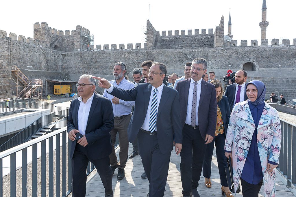 04.05.2019 - Başkan Büyükkılıç, Ak Parti Yerel Yönetimlerden Sorumlu Genel Başkan Yardımcısı Mehmet Özheski'ye Kale İçi Arkeolji Müzesi Çalışmaları Hakkında Bilgi Verdi