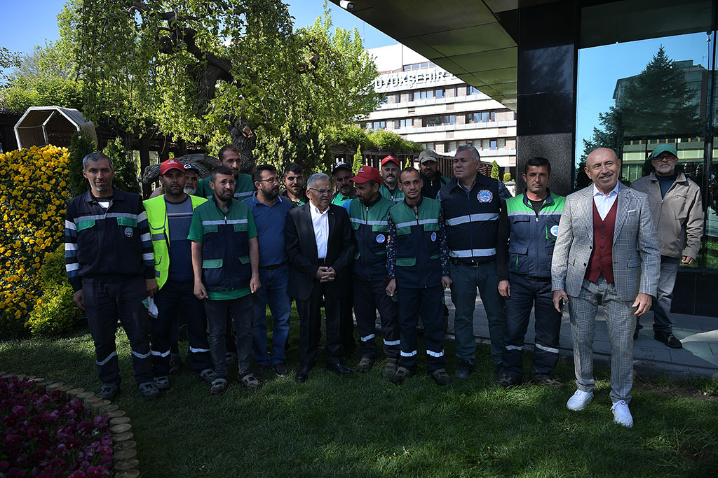 04.05.2023 - Başkan Büyükkılıç Güne Çim Biçerek Başladı, Büyükşehir Parkı, Çim,