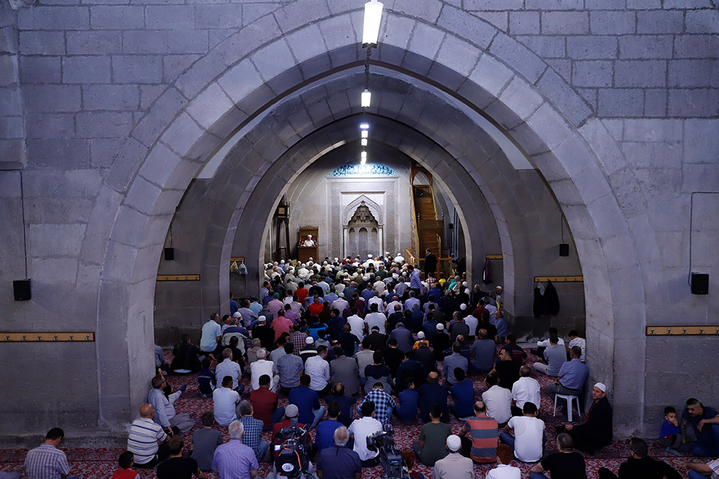 04.06.2019 - Başkan Memduh Büyükkılıç, Bayram Namazını Hunat Camii'nde  Kıldı