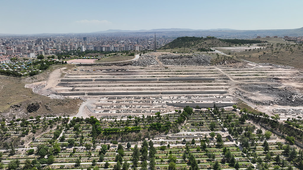04.07.2023 - Başkan Büyükkılıç Şehir Mezarlığı Ek Mezar İnşaatını İnceledi