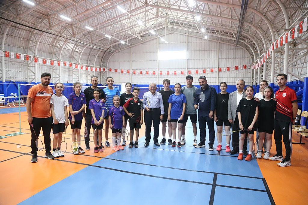 04.08.2023 - Başkan  Memduh Büyükkılıç Talas Mevlana Spor Salonu Badminton Oynayan Öğrencileri Ziyaret