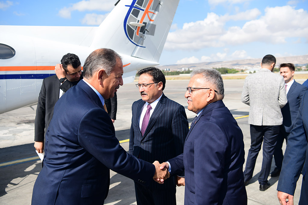 04.10.2023 - Çevre, Şehircilik ve İklim Değişikliği Bakanı Mehmet Özhaseki ve Millî Savunma Komisyonu Başkanı Hulusi  Akar Bakan Havalimanı Karşılama