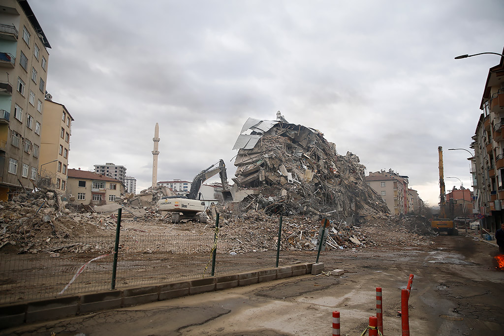 05.02.2020 - Başkan Memduh Büyükkılıç ve Belediye Protokolü  Elazığda Depremde Yıkılan Yerlerde İnceleme Yaptı