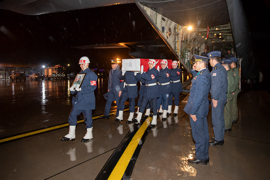 06.02.2020 - Hakkari Çukurca’da El Bombasının Patlaması Sonucunda Şehit Olan Piyade Er Özgür Çelik’in Naaşını 12. Hava Ulaştırma Ana Üs Komutanlığı’nda Karşılandı