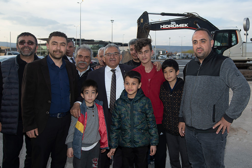 06.04.2019 - Başkan Büyükkılıç Terminal Katlı Kavşağı İnşaatında İncelemelerde Bulunduktan Sonra Mahalle Sakinlerinin Çay İkramına İcabet Etti