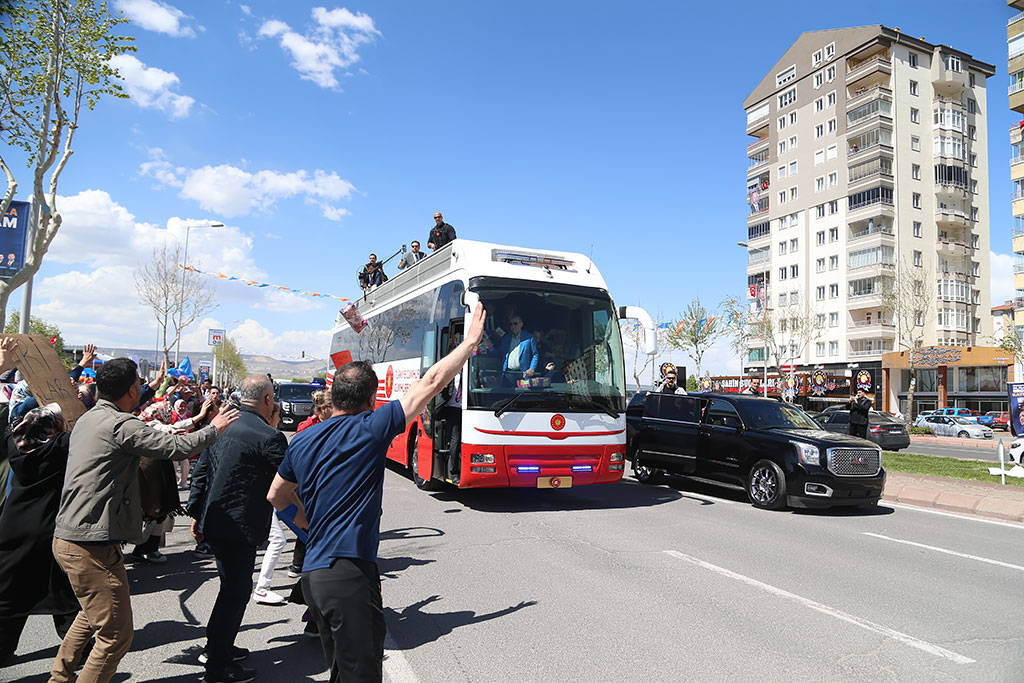 06.05.2023 - Cumhurbaşkanı Erdoğanı Havalimanı Mustafa Kemal Paşa Bulvarında Halkı Selamlaması