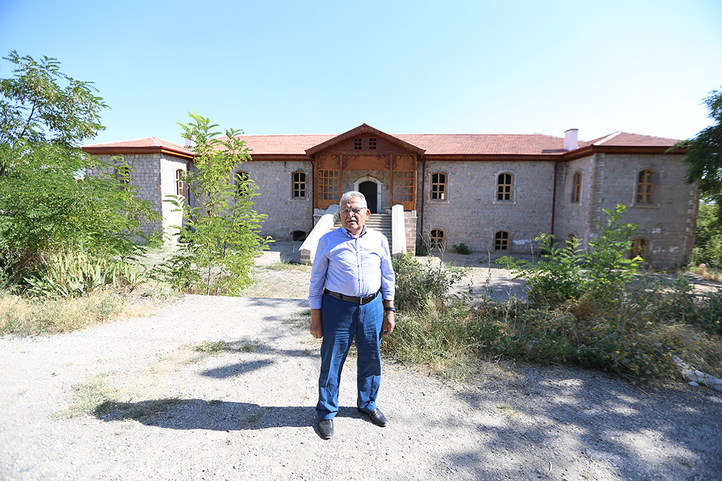 06.08.2023 - Başkan Memduh Büyükkılıç, 85 Yıllık Pazarören Öğretmen Okulu’nu İnceledi, Duygu Dolu Anlar Yaşadı