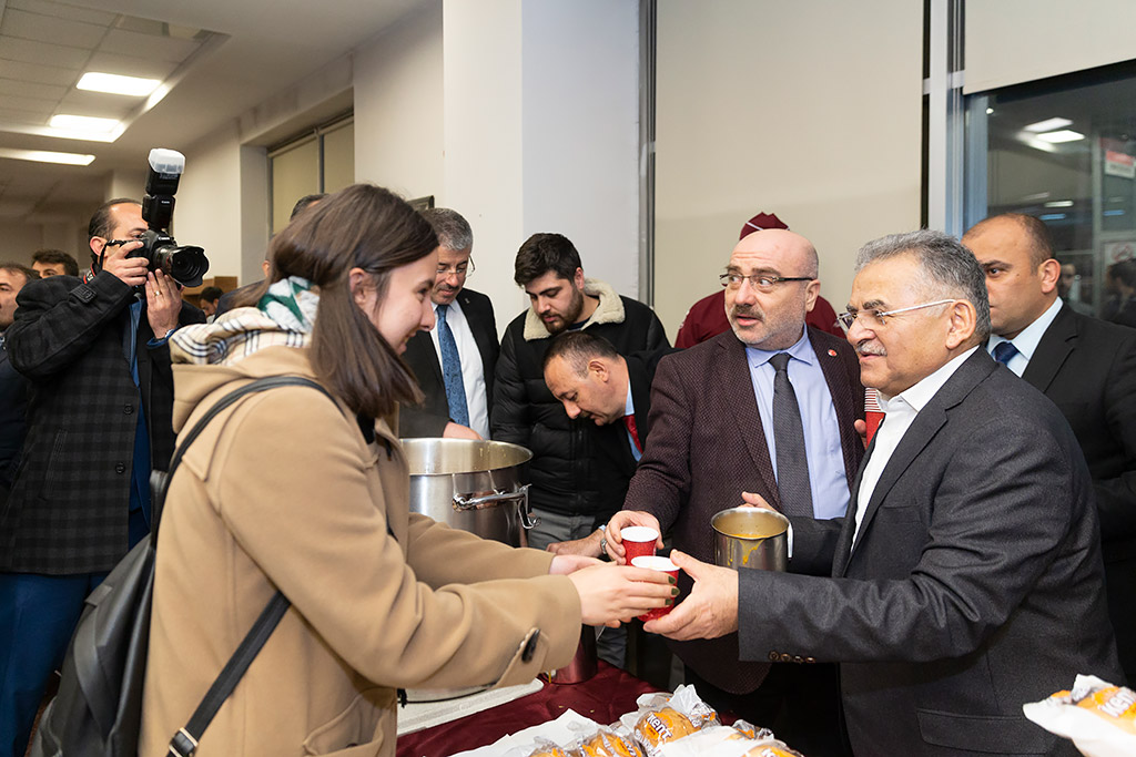 08.01.2020 - Başkan Memduh Büyükkılıç Kayseri Üniversitesi 15 Temmuz Yerleşkesi Kütüphanesinde Öğrenciler İle Sohbet Etti Çorba Dağıttı