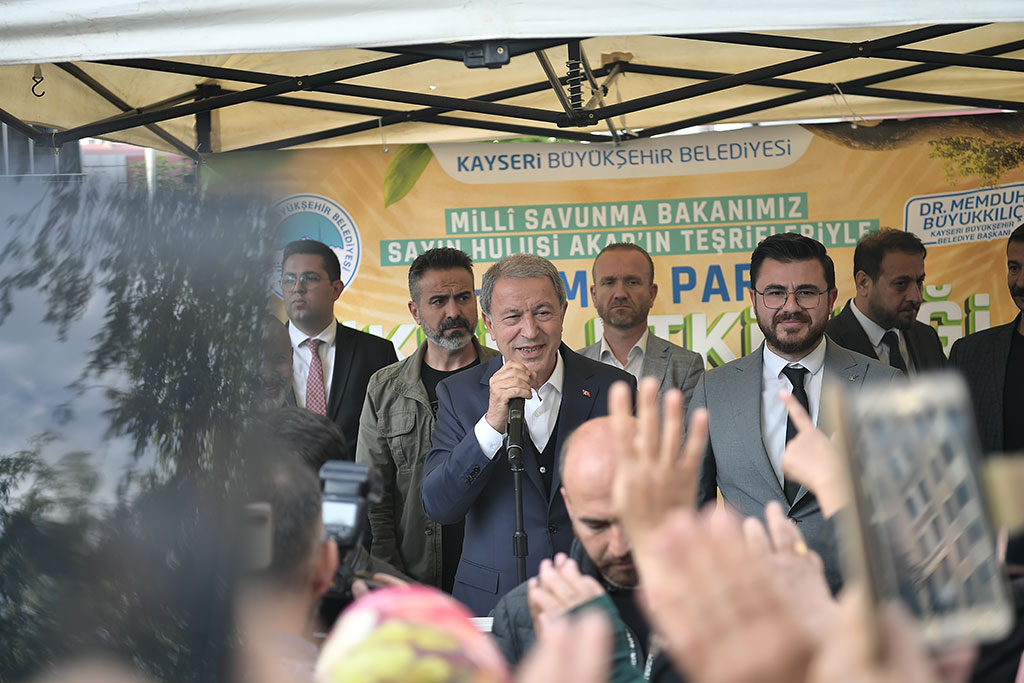 08.05.2023 - Bakan Akar Ihlamur Parkında Vatandaşlar İle Biraraya Geldi