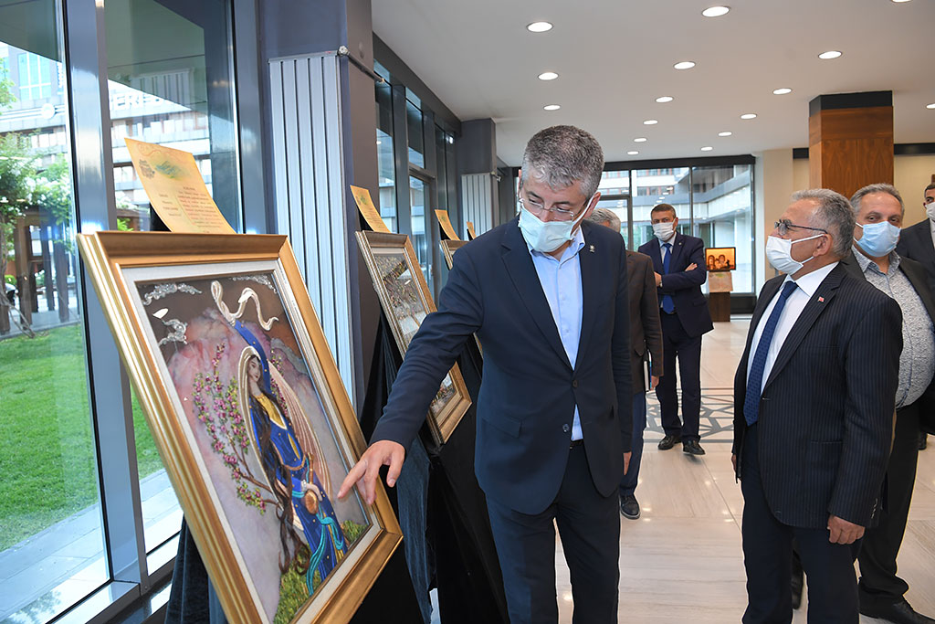 08.06.2021 - Başkan Memduh Büyükkılıç İlçe Başkanlarına Kerem İle Aslı Sergisini Tanıttı