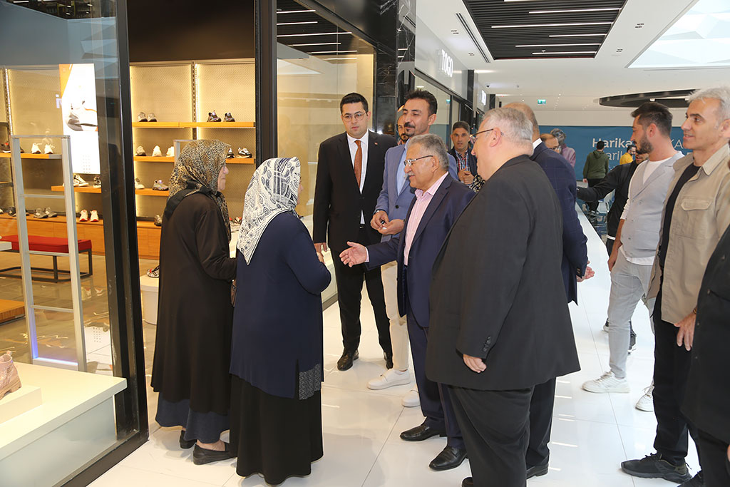 08.10.2022 - Başkan Büyükkılıç Tuna Life Centerda Mağazalar Ziyaret Vatandaş Sohbet