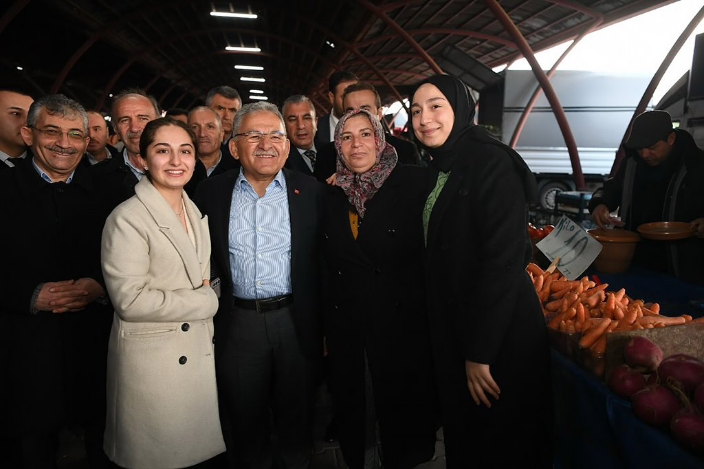 09.02.2024 - Başkan Memduh Büyükkılıç Yeşilmahalle Pazar Yeri Ziyaret