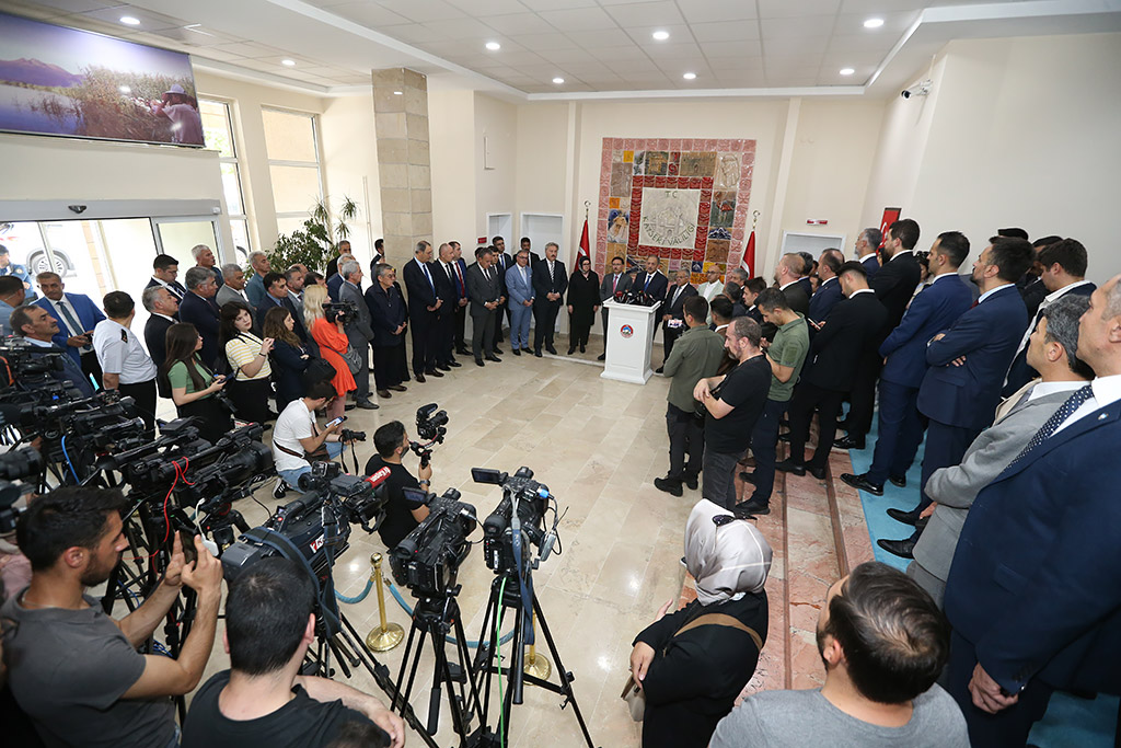 09.06.2023 - Çevre Şehircilik ve İklim Değişikliği Bakanı Mehmet Özhaseki Vali Gökmen Çiçek'i Ziyaret ve Açıklama