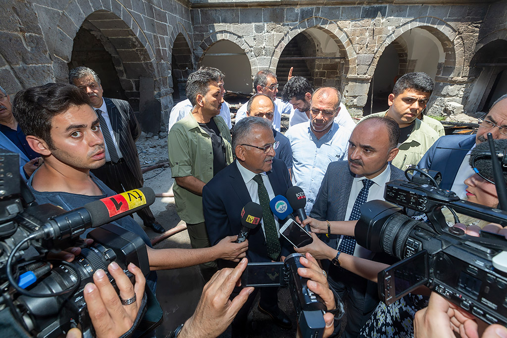 09.07.2019 - Başkan Büyükkılıç, Vezirhan Restorasyonu Çalışmaları Esnasında Çıkan Yangın Sonrası İncelemelerde Bulundu Ardından Bölge Esnafını Ziyaret Etti