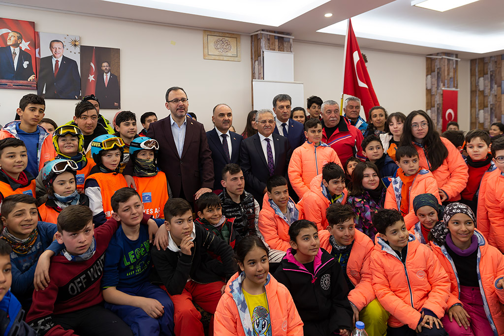 10.03.2020 - Gençlik ve Spor Bakanı Mehmet Muharrem Kasapoğlu Engelleri Aşan Gençler Programında Gençler İle Biraraya Geldi