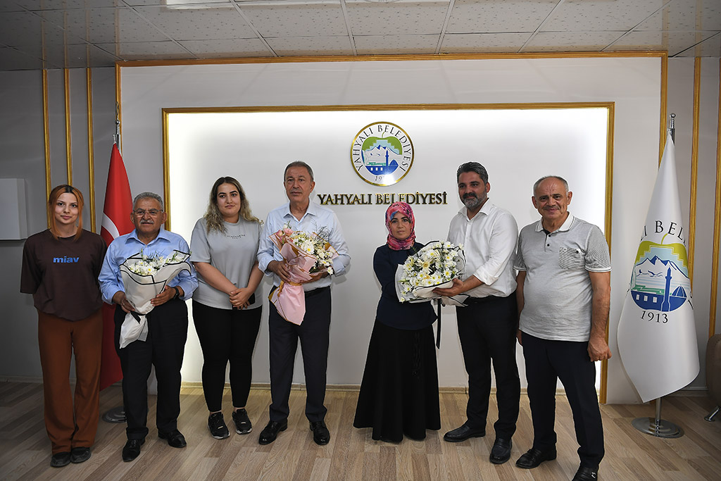 10.08.2023 - Hulusi Akar ve Başkan Memduh Büyükkılıç Yahyalı Belediye Başkanı Esat Öztürk'ü Ziyaret Etti