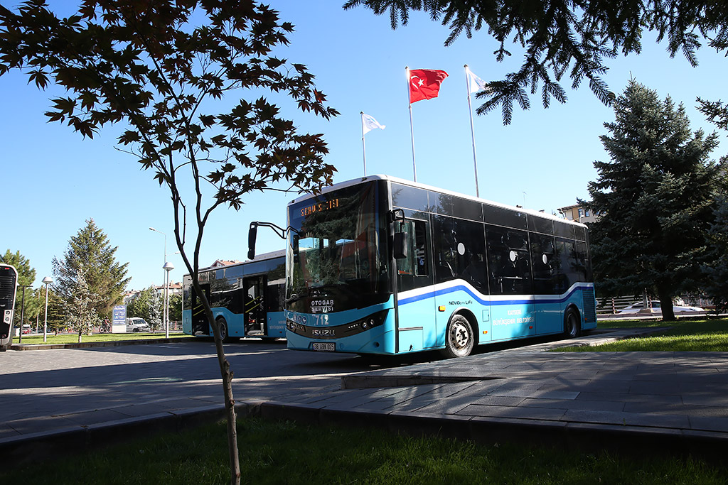 10.09.2020 - Başkan Büyükkılıç Yeni Alınacak Otobüsleri Belediye  Girişinde İnceledi