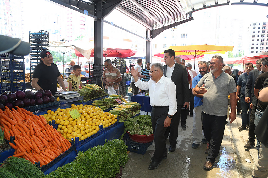 11.07.2023 - Başkan Büyükkılıç Talas Anayurt Pazaryeri Esnaf Ziyaret Vatandaş Sohbet