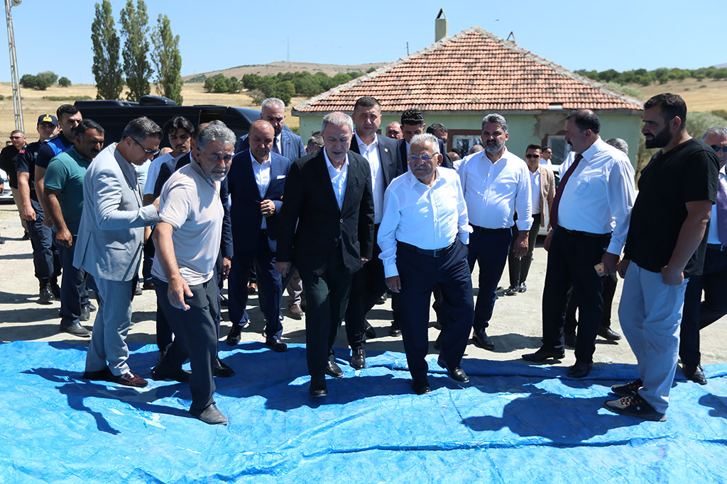 11.08.2023 - Başkan Büyükkılıç Hulusi Akar Pınarbaşı Kızılören Şehit Basri Demirel Baba Ocağı Ziyaret