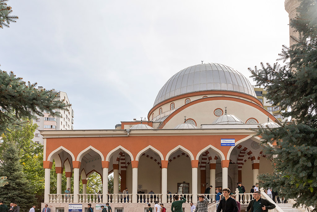 11.10.2019 - Başkan Memduh Büyükkılıç Cuma Namazını Feride Ana Camiinde Kıldı