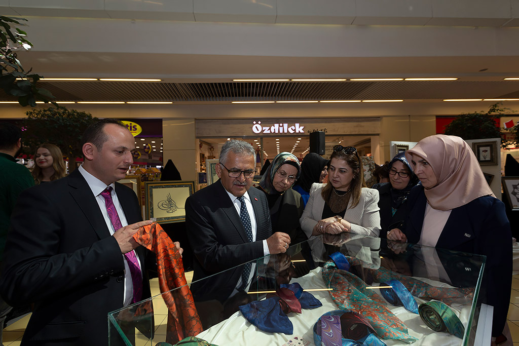 12.03.2019 - Başkan Büyükkılıç, Gelenekten Geleceğe Ebru Sergisini Gezdi