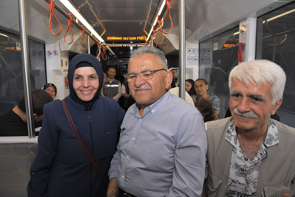 12.07.2023 - Başkan Büyükkılıç Şehir Hastanesi Tramvay Hattında Yolcular İle Sohbet Etti