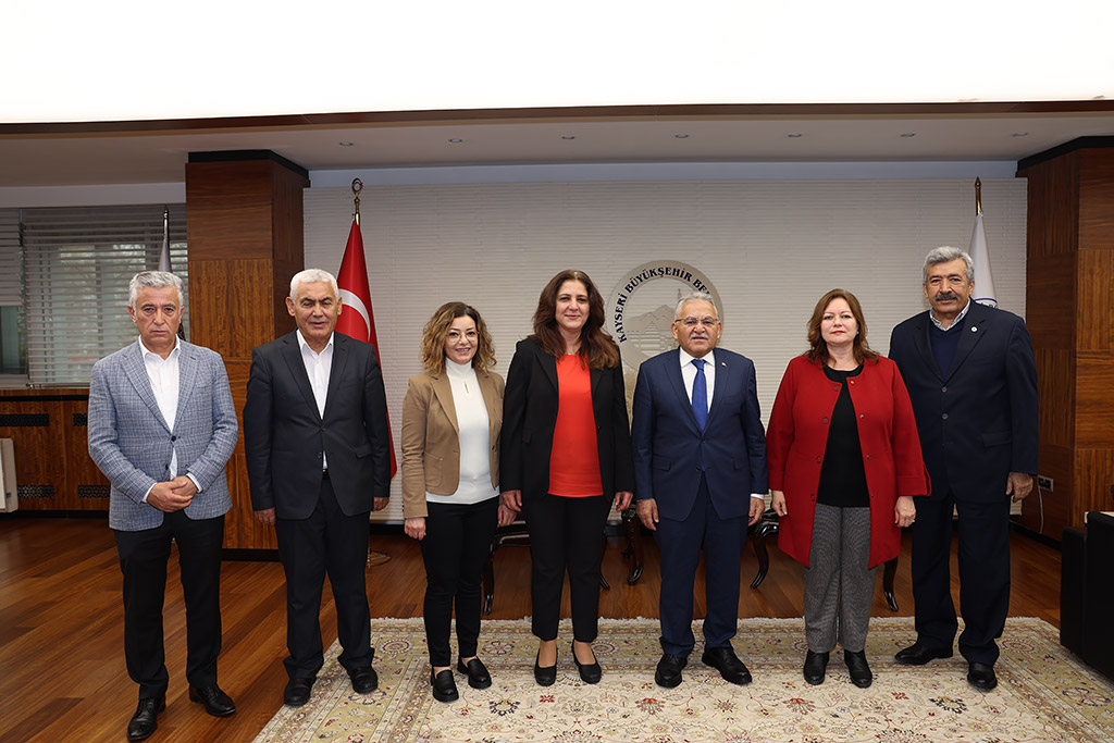 12.12.2023 - Ümit Özer, Umut Çınarı Derneği Başkanı Başkan Memduh Büyükkılıç'ı Ziyaret Etti